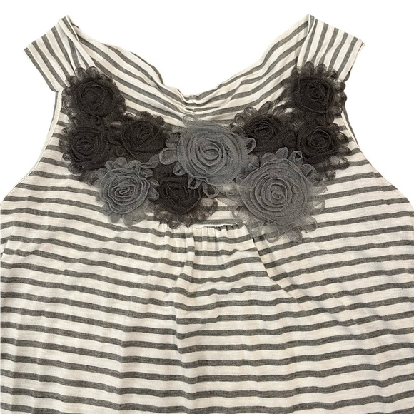 🩶 Maternity Top with Floral Appliqué | Lavish Maternity | White & Gray | Medium - Picture 3 of 7